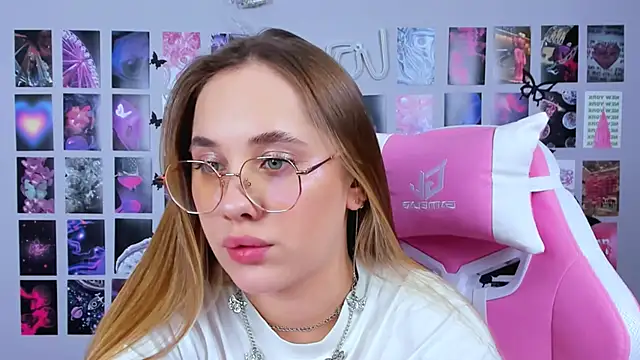 Snapshot of MiaMilas chatting on 02-07-25, 08:11 MiaMilas online show from 02-07-25, 08:11