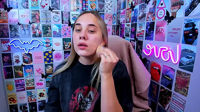 Snapshot of MiaMilas chatting on 10-07-25, 04:09 MiaMilas online show from 10-07-25, 04:09