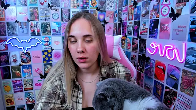 Snapshot of MiaMilas chatting on 10-13-25, 03:56 MiaMilas online show from 10-13-25, 03:56