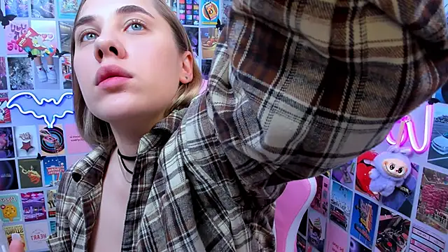 Snapshot of MiaMilas chatting on 10-20-25, 04:24 MiaMilas online show from 10-20-25, 04:24