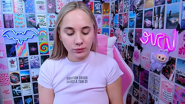 Snapshot of MiaMilas chatting on 12-17-25, 11:38 MiaMilas online show from 12-17-25, 11:38