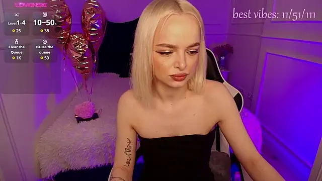 Snapshot of horny_blondiee chatting on 02-17-25, 08:30 horny blondiee online show from 02-17-25, 08:30