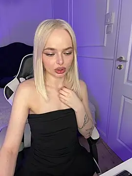 Snapshot of horny_blondiee chatting on 03-19-25, 06:34 horny blondiee online show from 03-19-25, 06:34