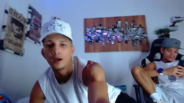 Snapshot of Friendsofeverything_ chatting on 04-22-26, 12:02 Friendsofeverything online show from 04-22-26, 12:02