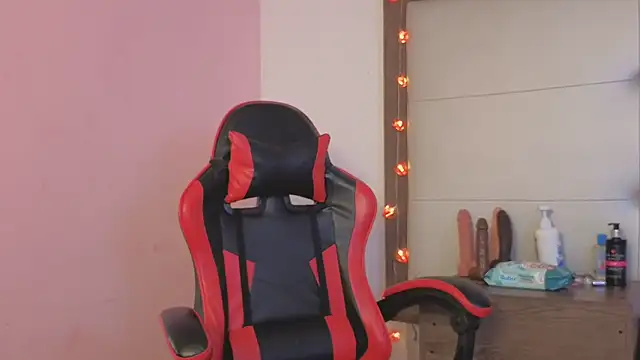 Snapshot of Alisson_Freckles chatting on 02-24-26, 01:47 Alisson Freckles online show from 02-24-26, 01:47