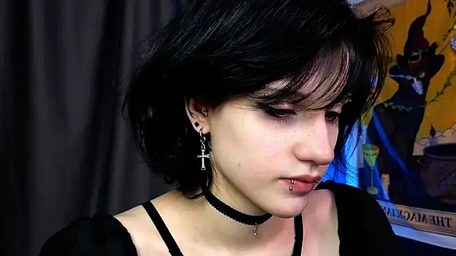 Snapshot of dark_vamp_ chatting on 12-18-24, 09:18 dark vamp online show from 12-18-24, 09:18