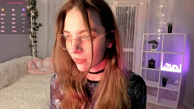 Snapshot of AraCopple chatting on 12-13-24, 12:42 AraCopple online show from 12-13-24, 12:42