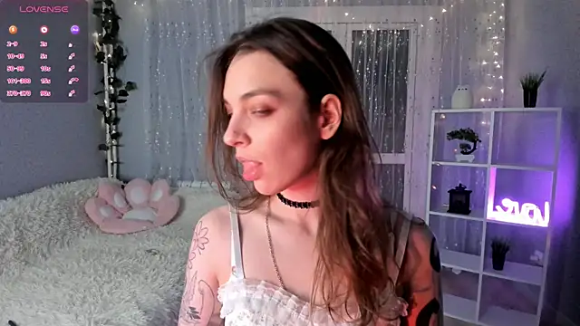 Snapshot of AraCopple chatting on 12-16-24, 01:42 AraCopple online show from 12-16-24, 01:42