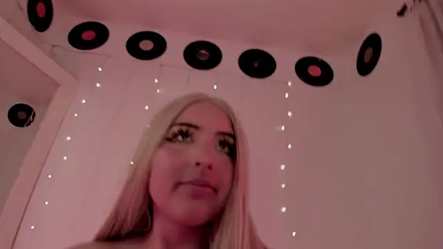 Snapshot of _dahian14_ chatting on 10-20-25, 04:24 dahian14 online show from 10-20-25, 04:24