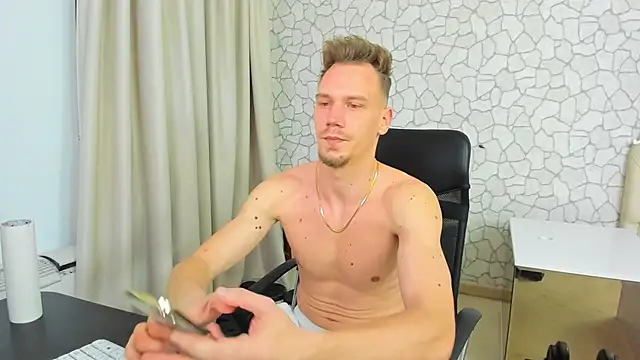 Snapshot of MateoBenjaminX chatting on 02-05-25, 07:53 MateoBenjaminX online show from 02-05-25, 07:53