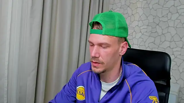 Snapshot of MateoBenjaminX chatting on 03-11-25, 02:40 MateoBenjaminX online show from 03-11-25, 02:40