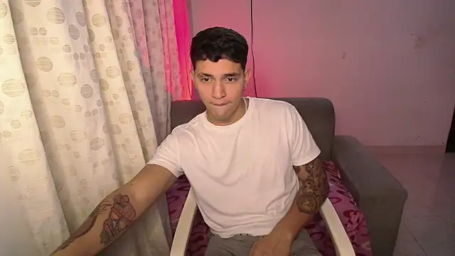 Snapshot of Aangelhot chatting on 12-31-24, 11:49 Aangelhot online show from 12-31-24, 11:49