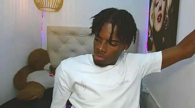 Snapshot of royce_ebony chatting on 12-12-24, 02:48 royce ebony online show from 12-12-24, 02:48