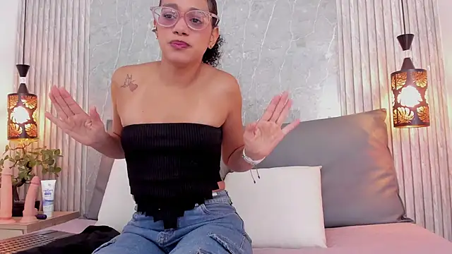 Snapshot of Alahia_Baiter chatting on 12-22-24, 01:00 Alahia Baiter online show from 12-22-24, 01:00