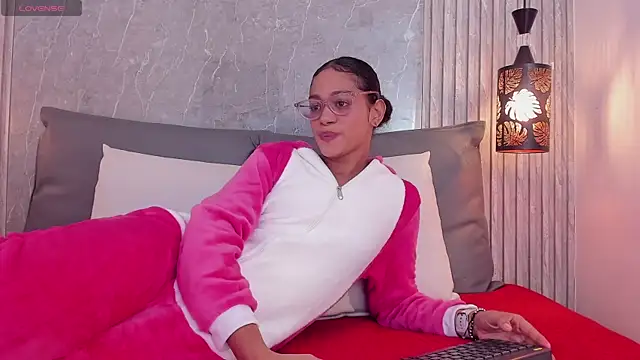 Snapshot of Alahia_Baiter chatting on 12-24-24, 11:28 Alahia Baiter online show from 12-24-24, 11:28