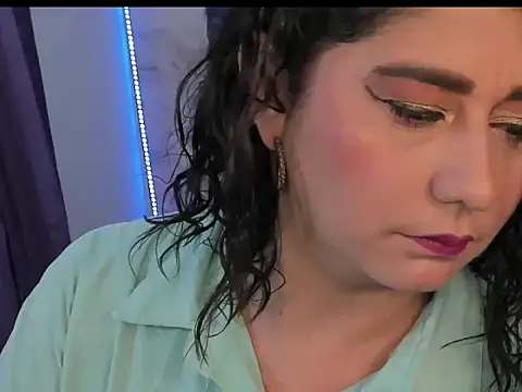 Snapshot of alinabozz1 chatting on 07-18-26, 03:54 alinabozz1 online show from 07-18-26, 03:54