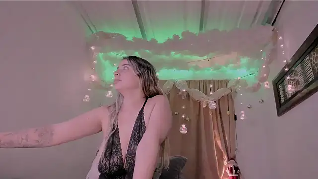 Snapshot of Lauu_G chatting on 12-17-24, 03:39 Lauu G online show from 12-17-24, 03:39