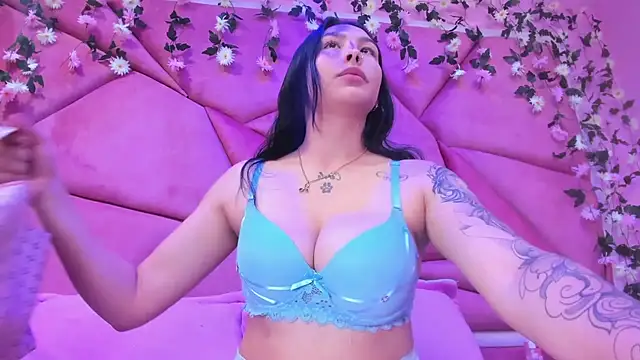 Snapshot of ChloeeTompson_ chatting on 03-11-25, 03:26 ChloeeTompson online show from 03-11-25, 03:26