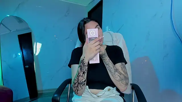 Snapshot of ChloeeTompson_ chatting on 10-02-25, 02:51 ChloeeTompson online show from 10-02-25, 02:51