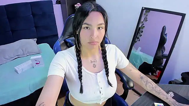 Snapshot of ChloeeTompson_ chatting on 10-22-25, 12:22 ChloeeTompson online show from 10-22-25, 12:22