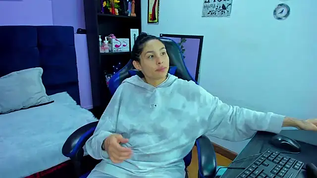 Snapshot of ChloeeTompson_ chatting on 10-24-25, 01:03 ChloeeTompson online show from 10-24-25, 01:03