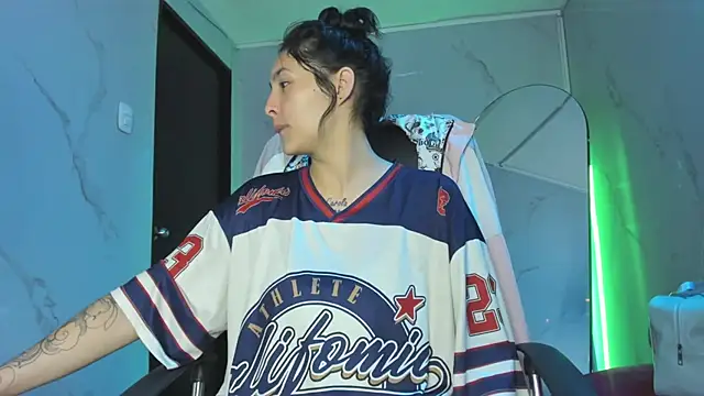 Snapshot of ChloeeTompson_ chatting on 11-22-25, 02:43 ChloeeTompson online show from 11-22-25, 02:43