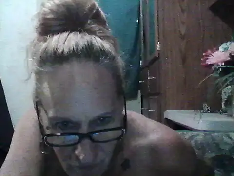 Snapshot of mistresszoila chatting on 12-15-25, 04:17 mistresszoila online show from 12-15-25, 04:17