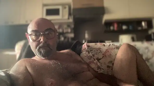 Snapshot of MM7026 chatting on 05-28-26, 04:15 MM7026 online show from 05-28-26, 04:15
