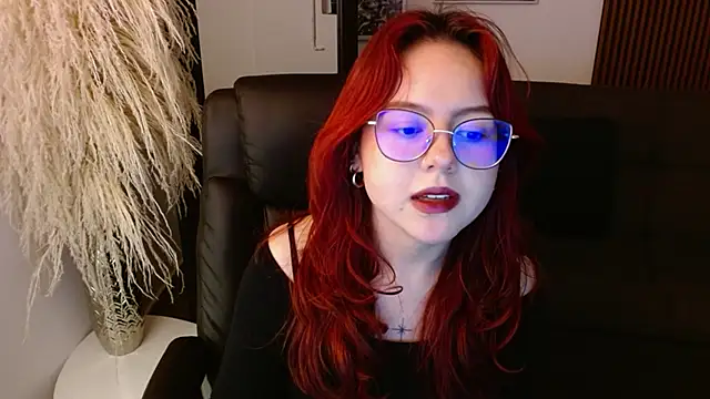 Snapshot of crimson_tati_ chatting on 12-13-24, 07:25 crimson tati online show from 12-13-24, 07:25