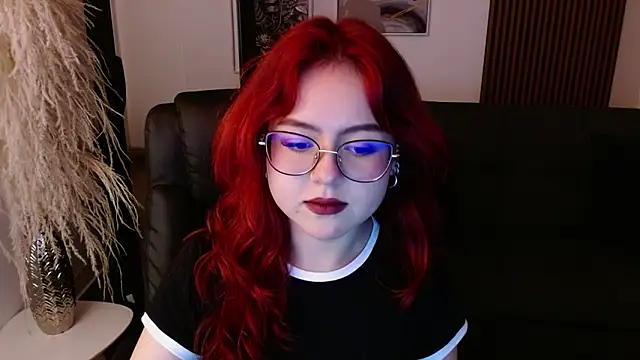 Snapshot of crimson_tati_ chatting on 12-28-24, 08:16 crimson tati online show from 12-28-24, 08:16