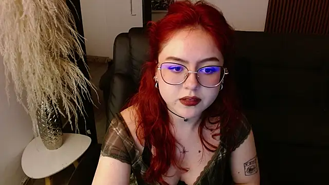 Snapshot of crimson_tati_ chatting on 12-29-24, 09:17 crimson tati online show from 12-29-24, 09:17