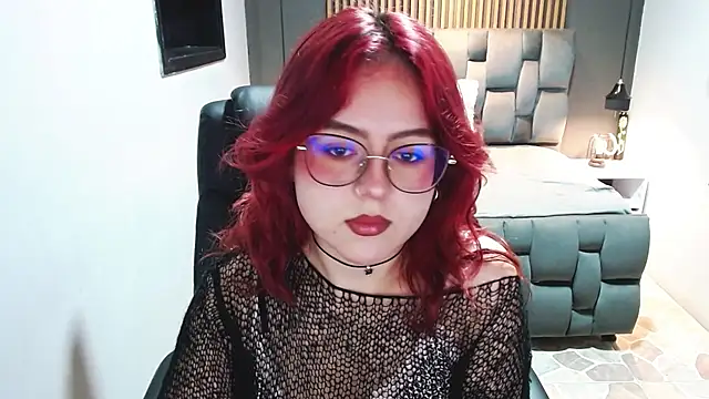 Snapshot of crimson_tati_ chatting on 01-19-25, 05:37 crimson tati online show from 01-19-25, 05:37