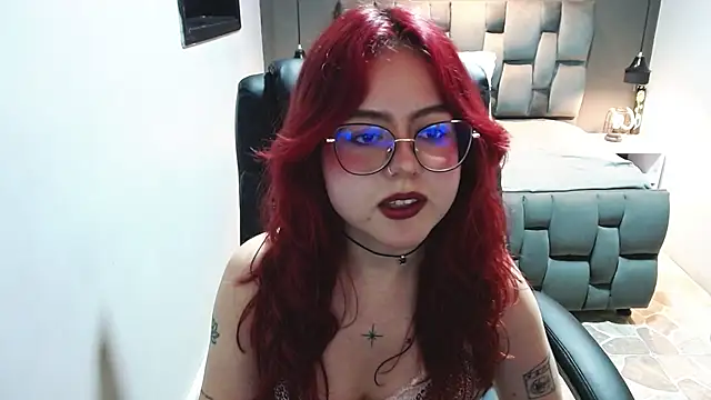 Snapshot of crimson_tati_ chatting on 01-19-25, 08:39 crimson tati online show from 01-19-25, 08:39