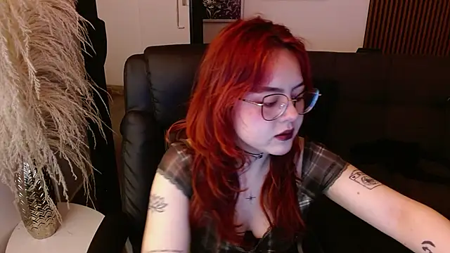 Snapshot of crimson_tati_ chatting on 01-22-25, 03:41 crimson tati online show from 01-22-25, 03:41