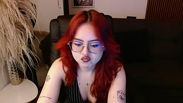 Snapshot of crimson_tati_ chatting on 02-06-25, 04:21 crimson tati online show from 02-06-25, 04:21