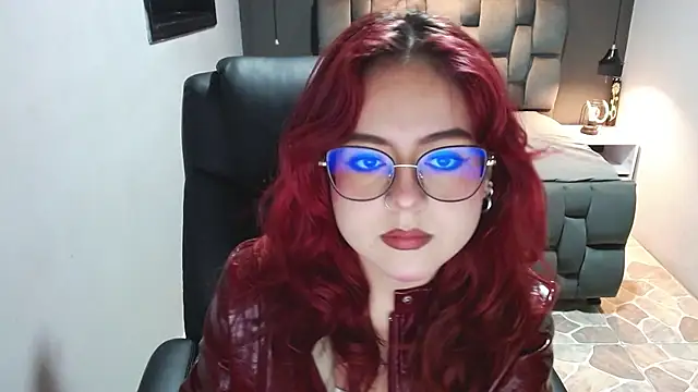 Snapshot of crimson_tati_ chatting on 02-13-25, 04:22 crimson tati online show from 02-13-25, 04:22