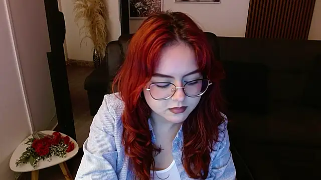 Snapshot of crimson_tati_ chatting on 02-15-25, 06:02 crimson tati online show from 02-15-25, 06:02