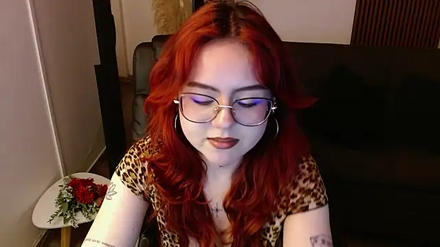 Snapshot of crimson_tati_ chatting on 02-16-25, 08:21 crimson tati online show from 02-16-25, 08:21