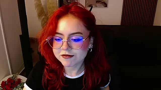 Snapshot of crimson_tati_ chatting on 03-18-25, 07:08 crimson tati online show from 03-18-25, 07:08