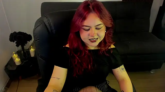 Snapshot of crimson_tati_ chatting on 10-11-25, 03:39 crimson tati online show from 10-11-25, 03:39