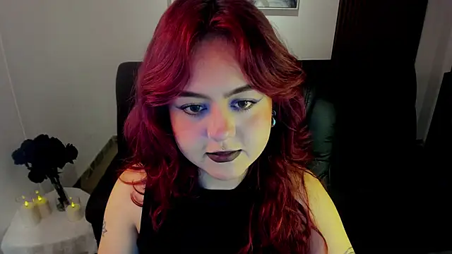 Snapshot of crimson_tati_ chatting on 10-22-25, 04:24 crimson tati online show from 10-22-25, 04:24