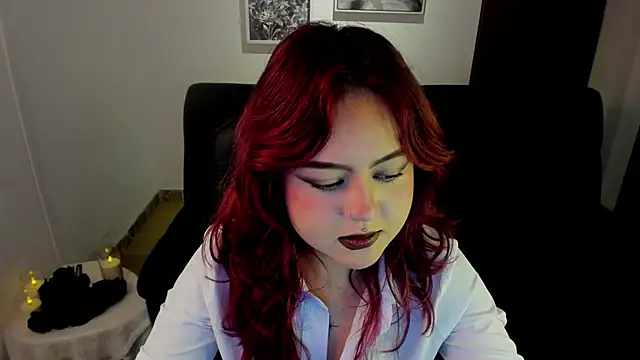 Snapshot of crimson_tati_ chatting on 10-23-25, 04:12 crimson tati online show from 10-23-25, 04:12