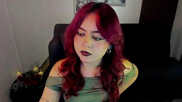 Snapshot of crimson_tati_ chatting on 10-26-25, 04:29 crimson tati online show from 10-26-25, 04:29