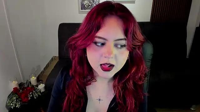 Snapshot of crimson_tati_ chatting on 11-14-25, 04:55 crimson tati online show from 11-14-25, 04:55