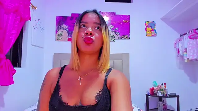 Snapshot of Miranda-brow chatting on 01-26-25, 04:51 Miranda-brow online show from 01-26-25, 04:51