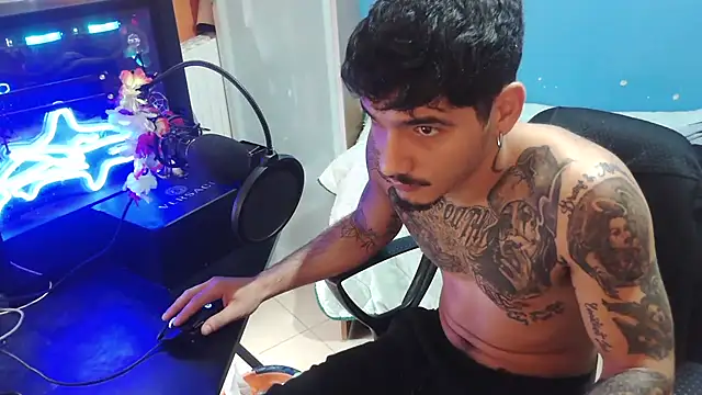 Snapshot of Badboyi1997 chatting on 10-15-25, 01:44 Badboyi1997 online show from 10-15-25, 01:44