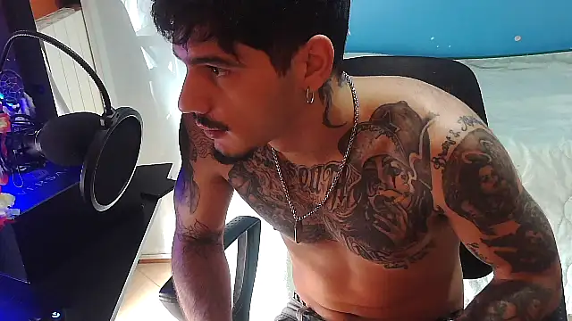 Snapshot of Badboyi1997 chatting on 10-17-25, 02:08 Badboyi1997 online show from 10-17-25, 02:08