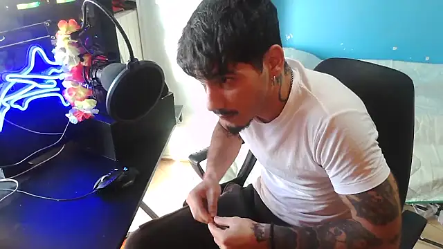 Snapshot of Badboyi1997 chatting on 10-19-25, 03:01 Badboyi1997 online show from 10-19-25, 03:01