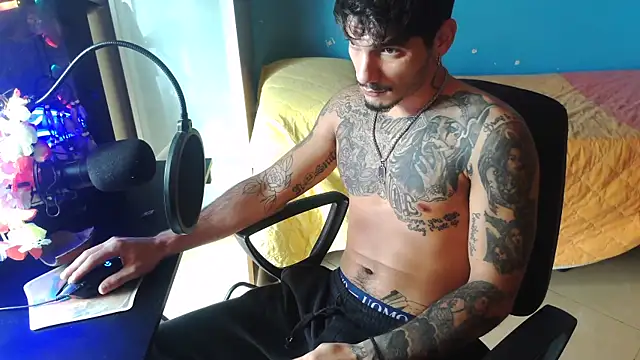 Snapshot of Badboyi1997 chatting on 10-22-25, 11:21 Badboyi1997 online show from 10-22-25, 11:21