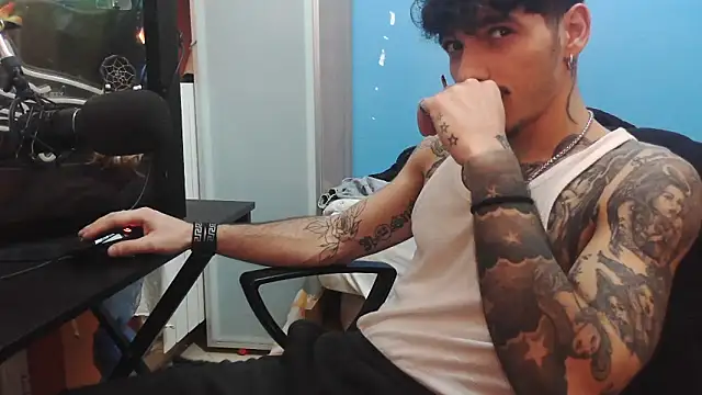 Snapshot of Badboyi1997 chatting on 02-09-26, 10:25 Badboyi1997 online show from 02-09-26, 10:25